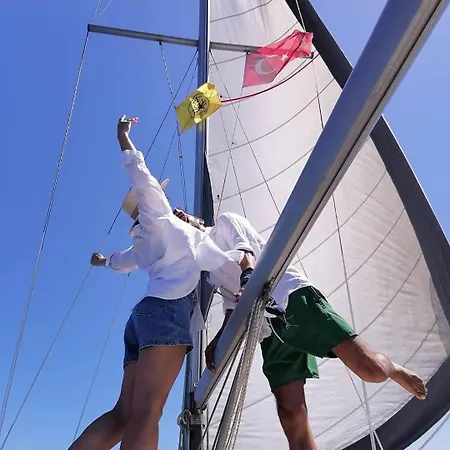 2-cottage Yacht With 2 Showers