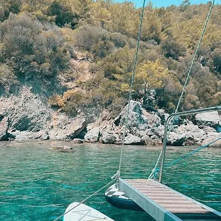 Botel 2-cottage Yacht With 2 Showers *