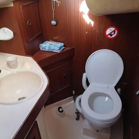 2-cottage Yacht With 2 Showers Botel