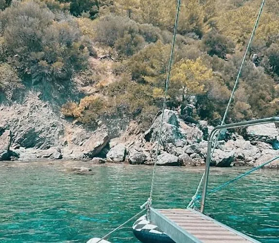 Botel 2-cottage Yacht With 2 Showers *