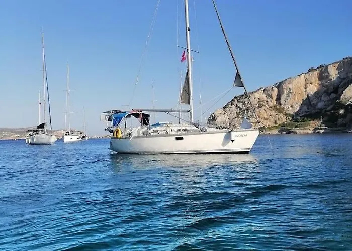 Botel 2-cottage Yacht With 2 Showers