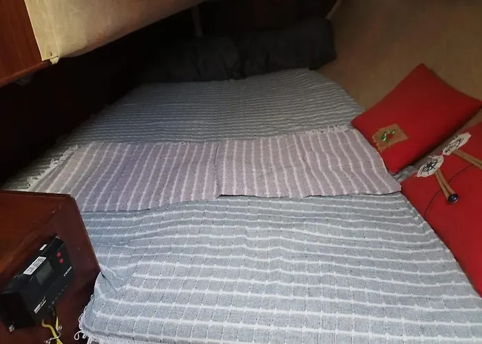 Botel 2-cottage Yacht With 2 Showers